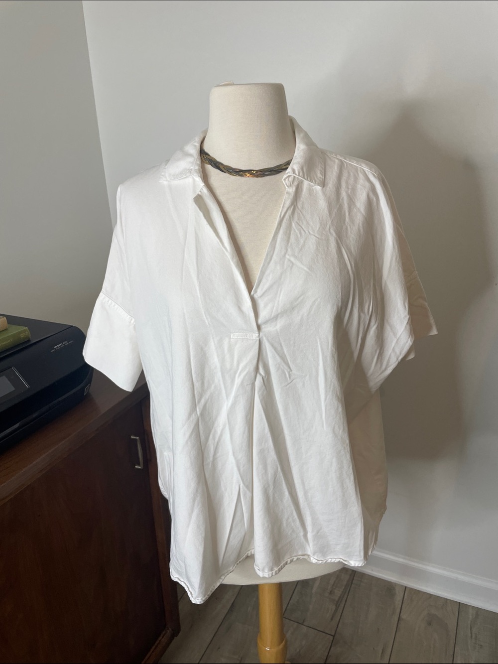 Madewell White Short-Sleeve V-Neck Boxy Blouse with button lined back